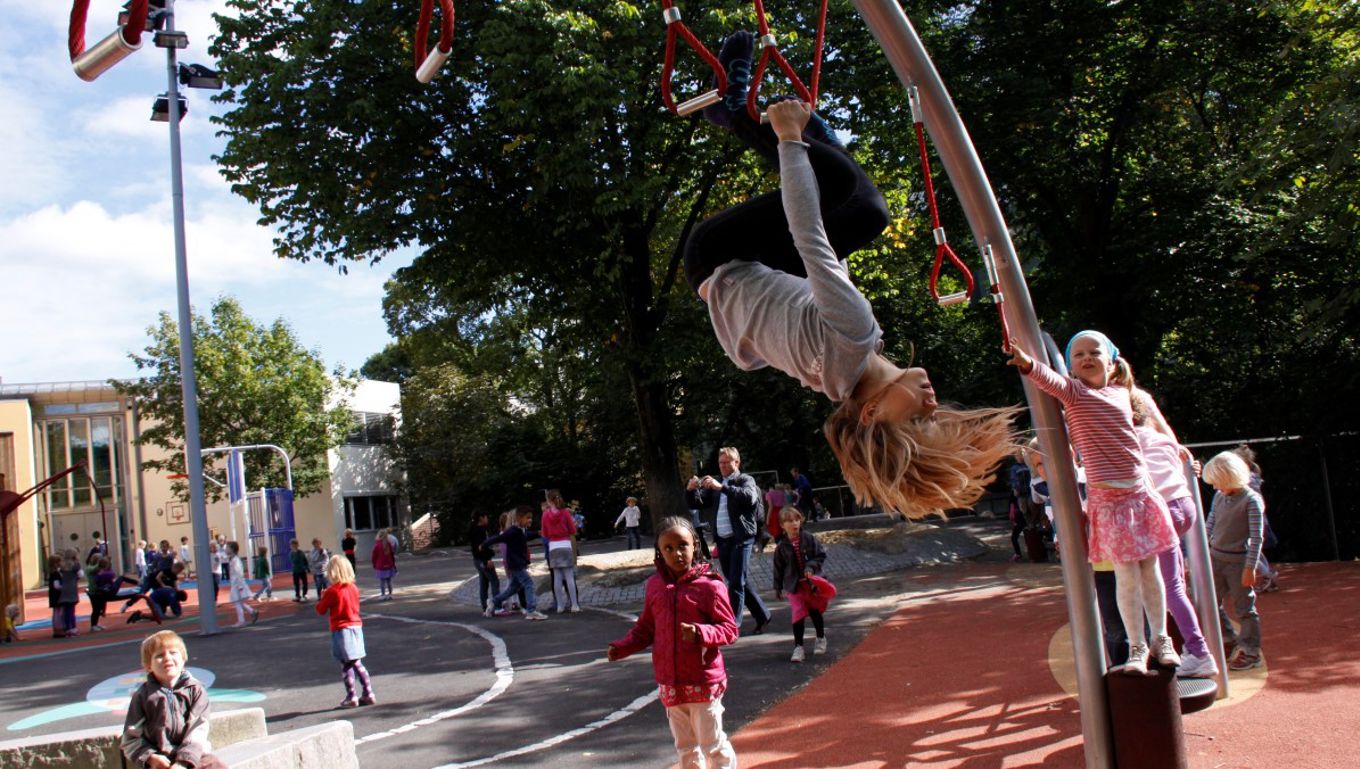 Barn i lekestativ Barn i lekestativ