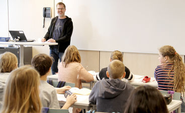 Elever arbeider i klasserom. (Foto: Heidi M. Skjebstad)