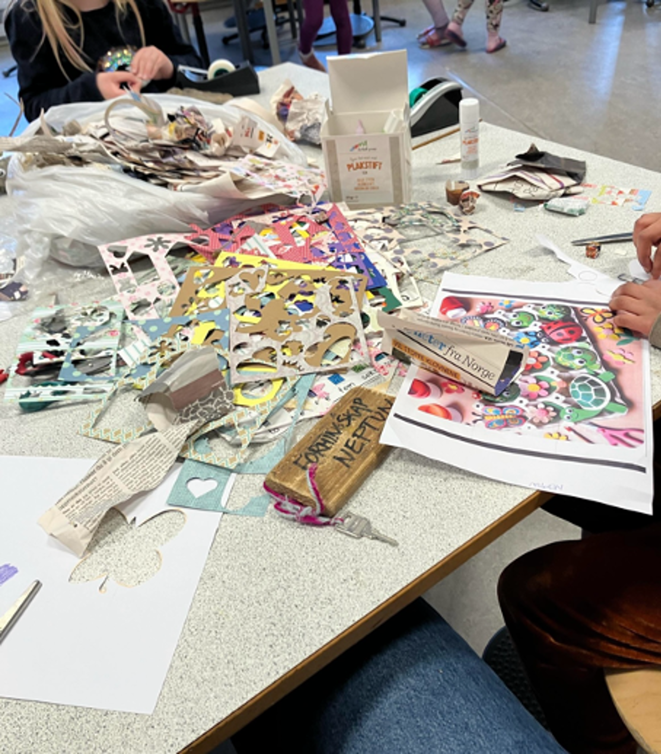 Et bord fullt av kort