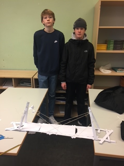 Bilde av en brokonstruksjon laget av elever på fagdag