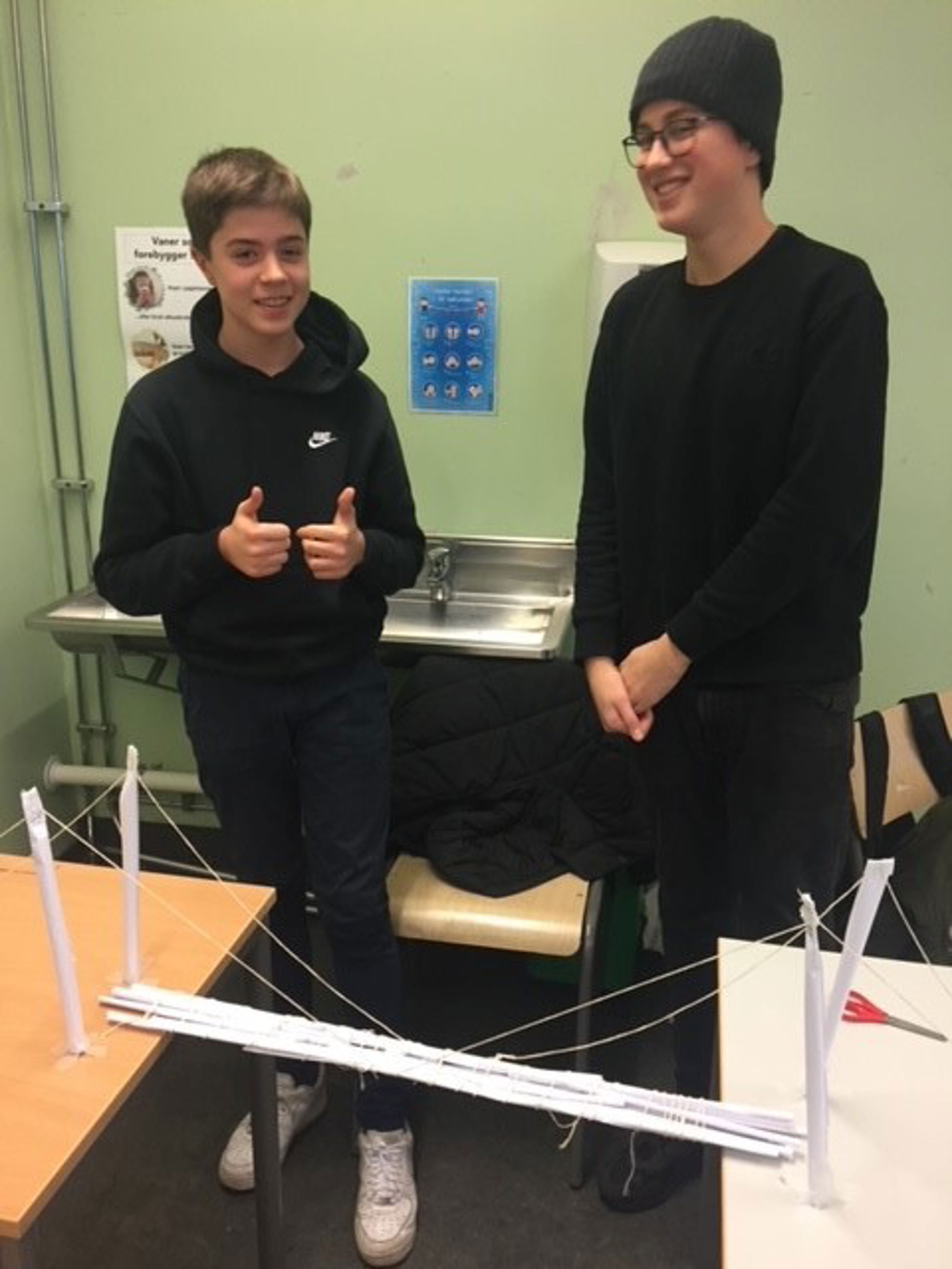 Bilde av en brokonstruksjon laget av elever på fagdag