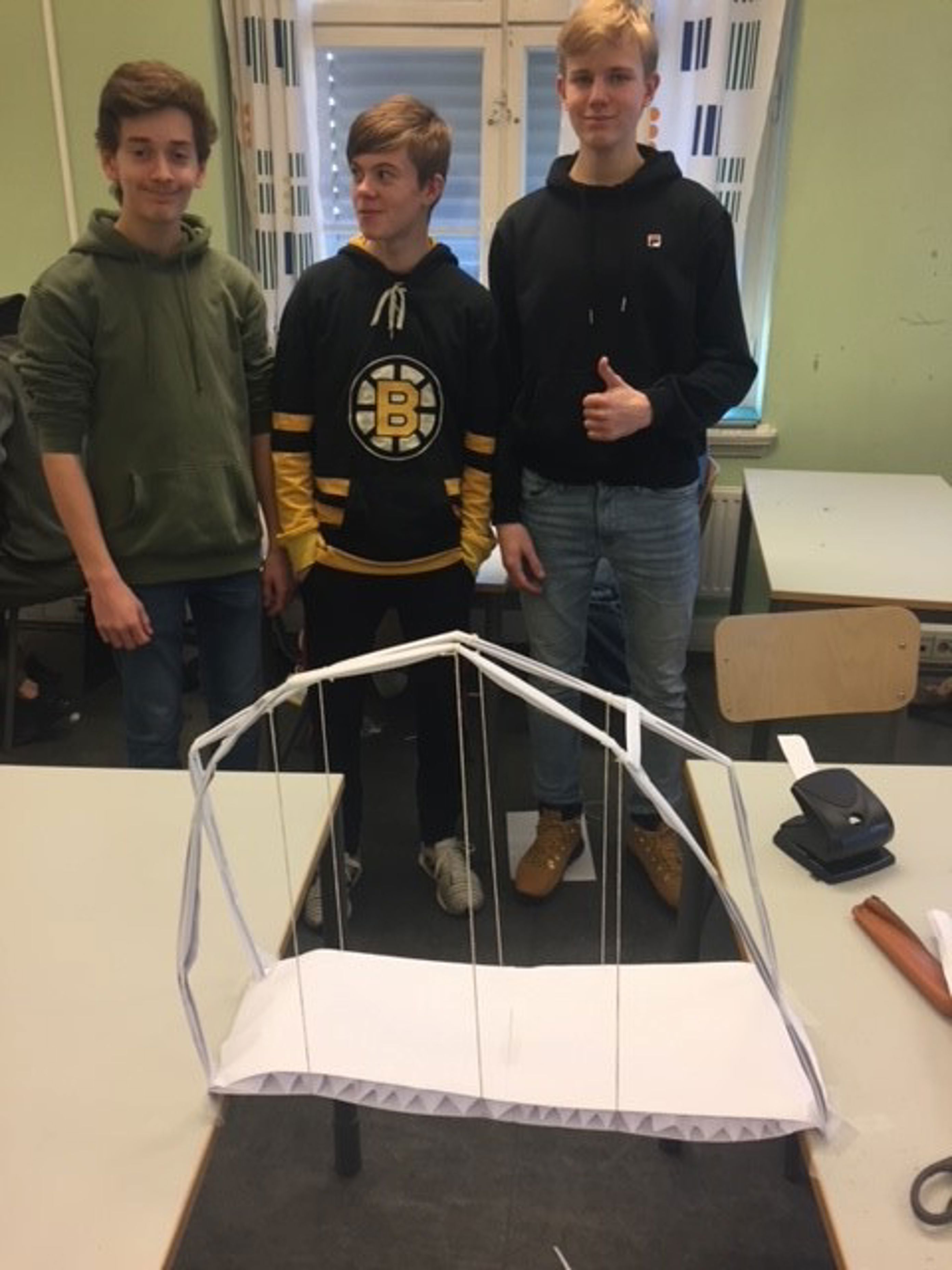 Bilde av en brokonstruksjon laget av elever på fagdag