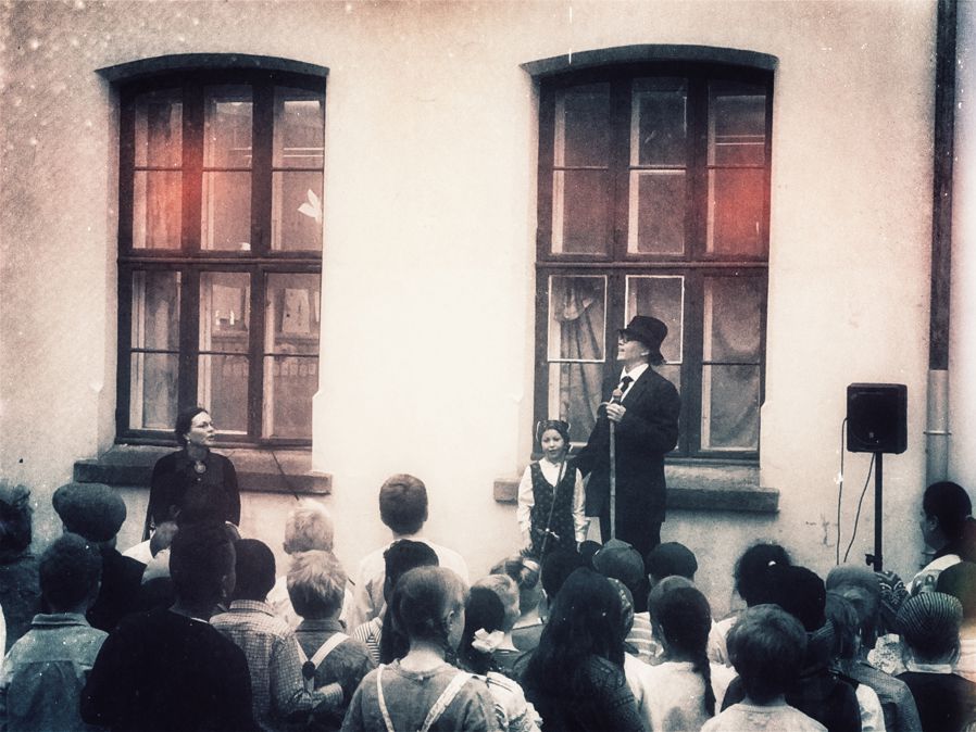 Klar til å synge sang for lille Lotte.