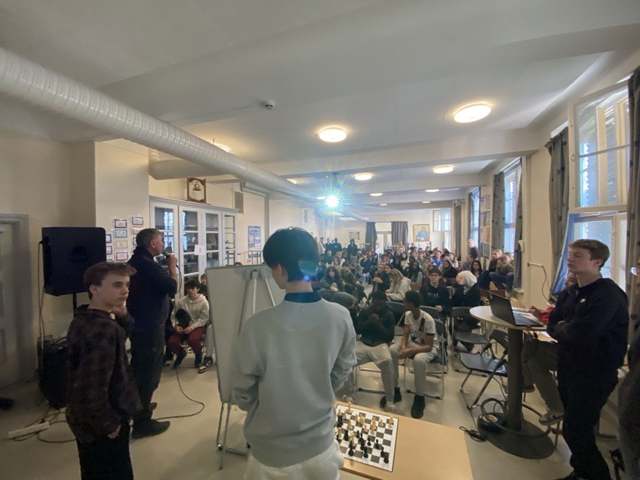 en gruppe mennesker i et rom