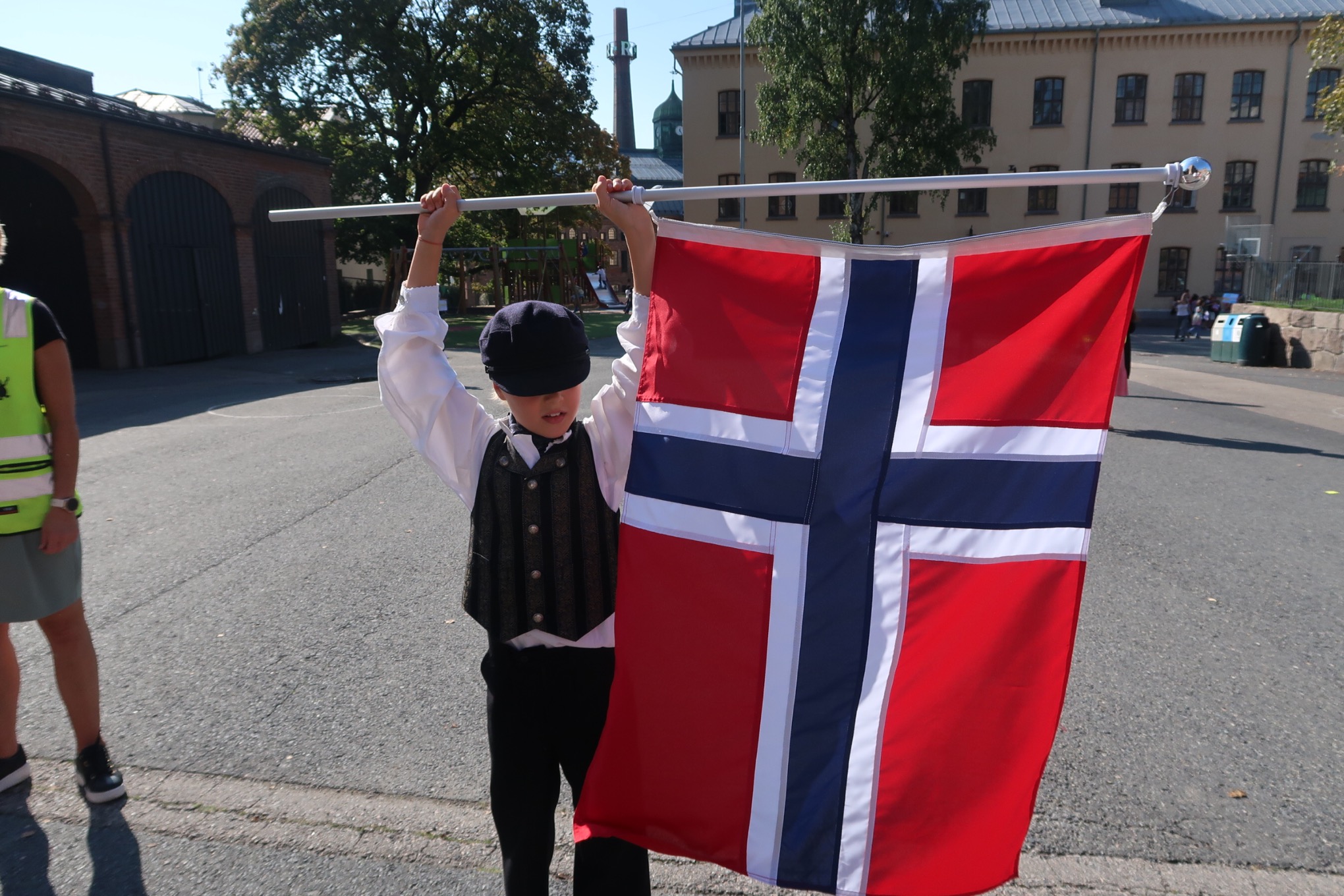 et barn som holder et flagg