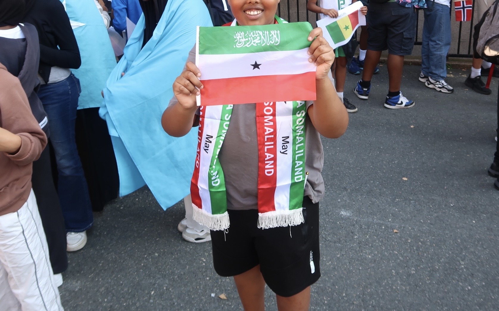 en person som holder en boks