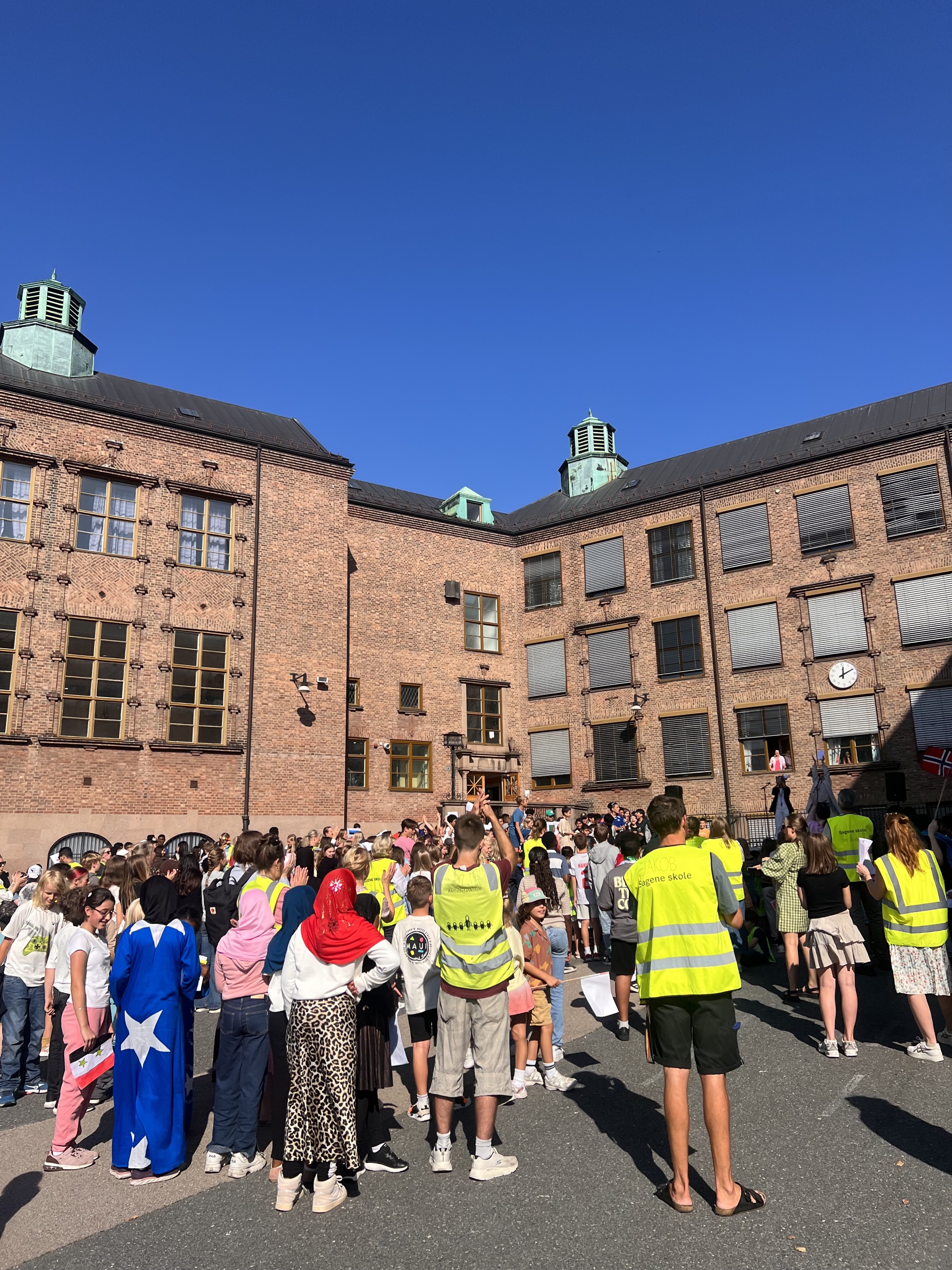 en gruppe mennesker som står utenfor