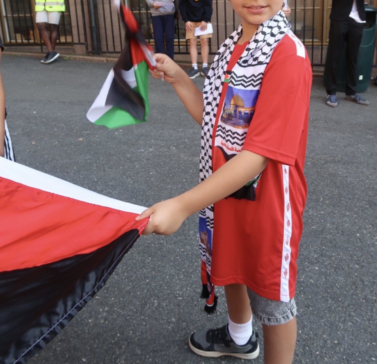 et barn som holder et flagg