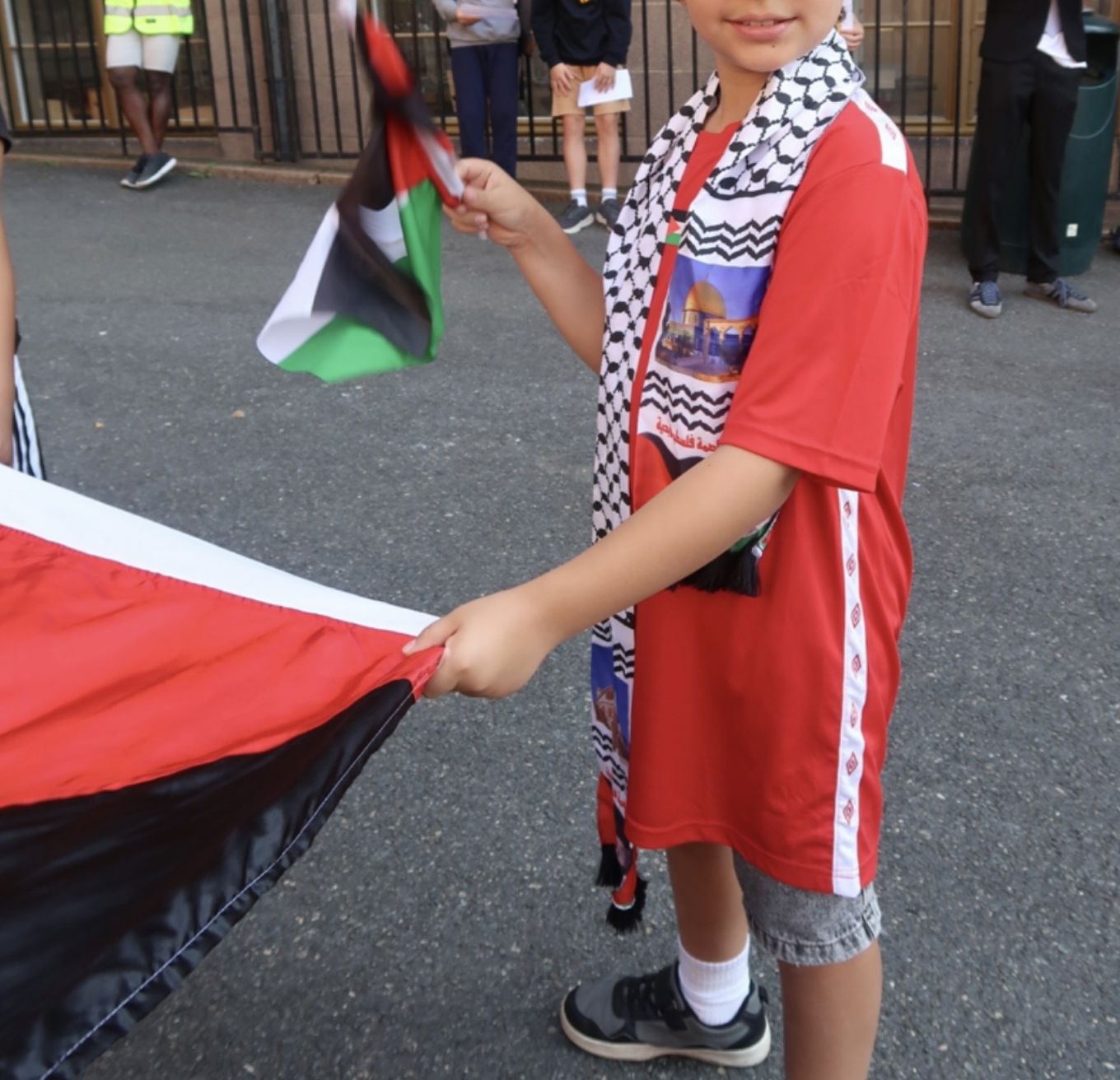 et barn som holder et flagg et barn som holder et flagg