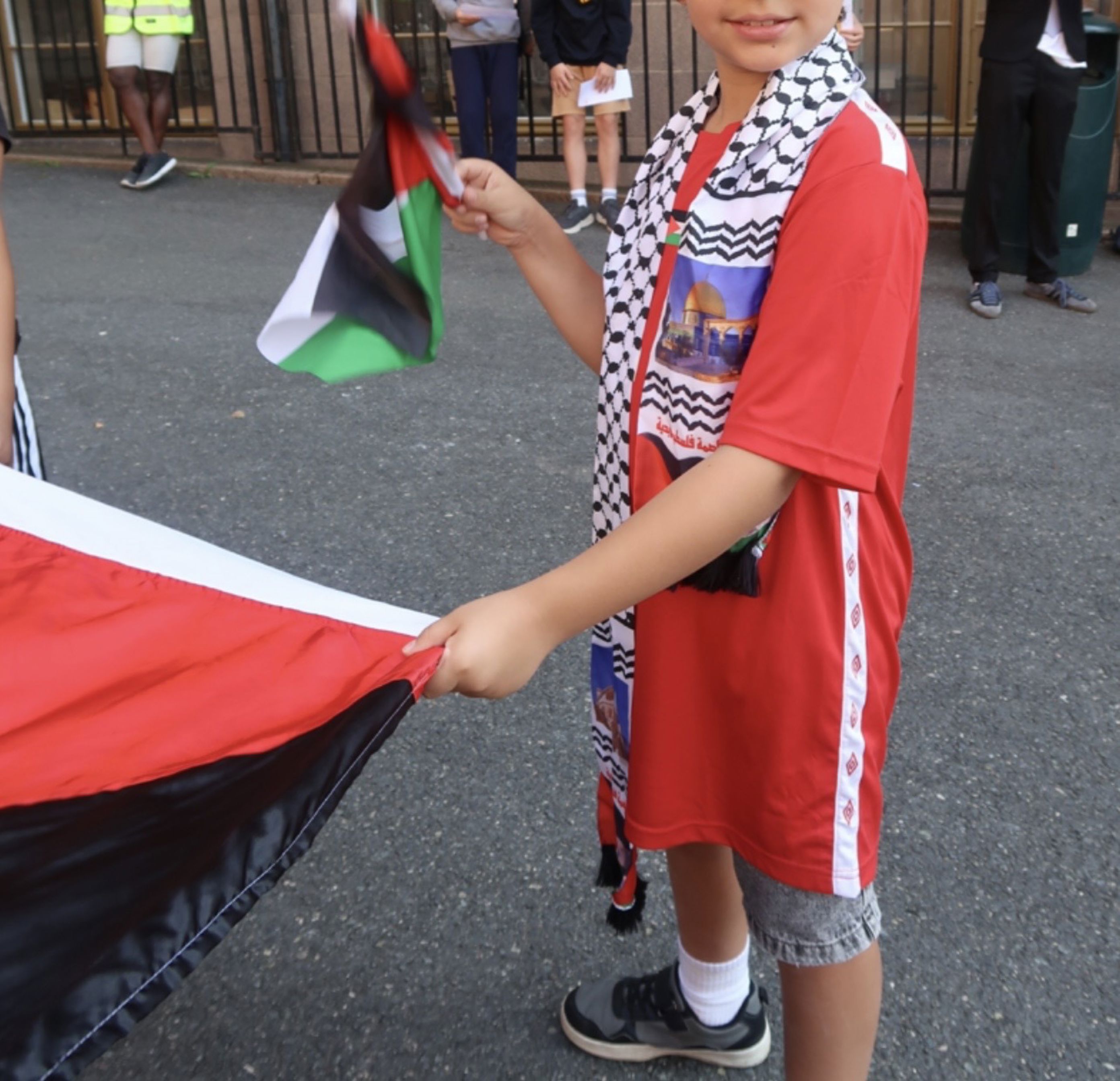 et barn som holder et flagg et barn som holder et flagg